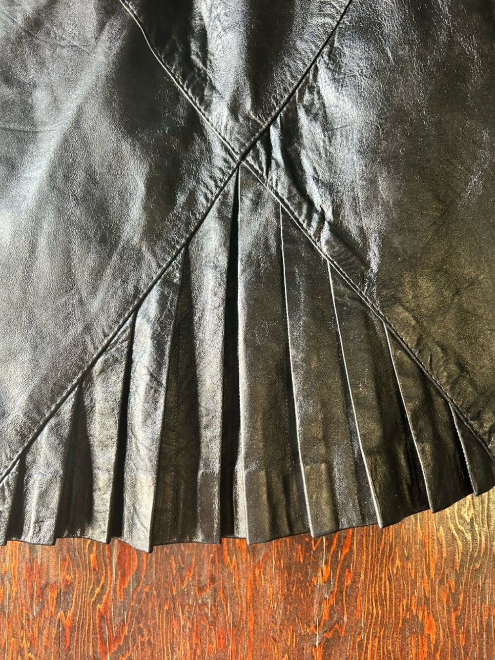 Leather 2000 Vintage 90s Black Leather Pencil Skirt with Front Pleat Detail SZ 2 - Picture 3 of 16
